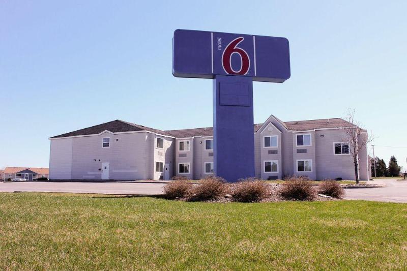 Quality Inn & Suites Watertown Fort Drum Calcium エクステリア 写真